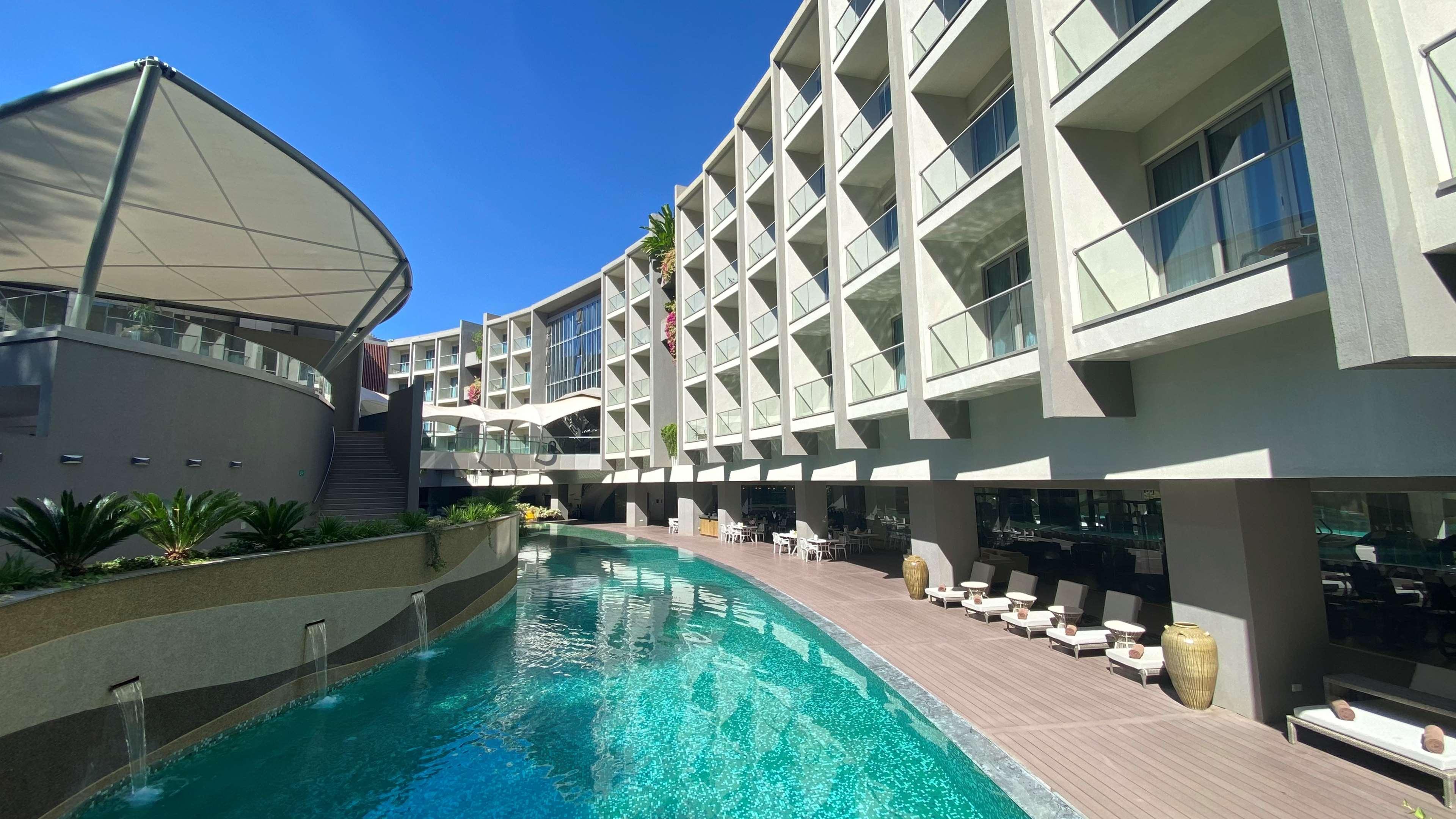 Radisson Blu Hotel & Residence Nairobi Arboretum Exterior foto The pool at the hotel