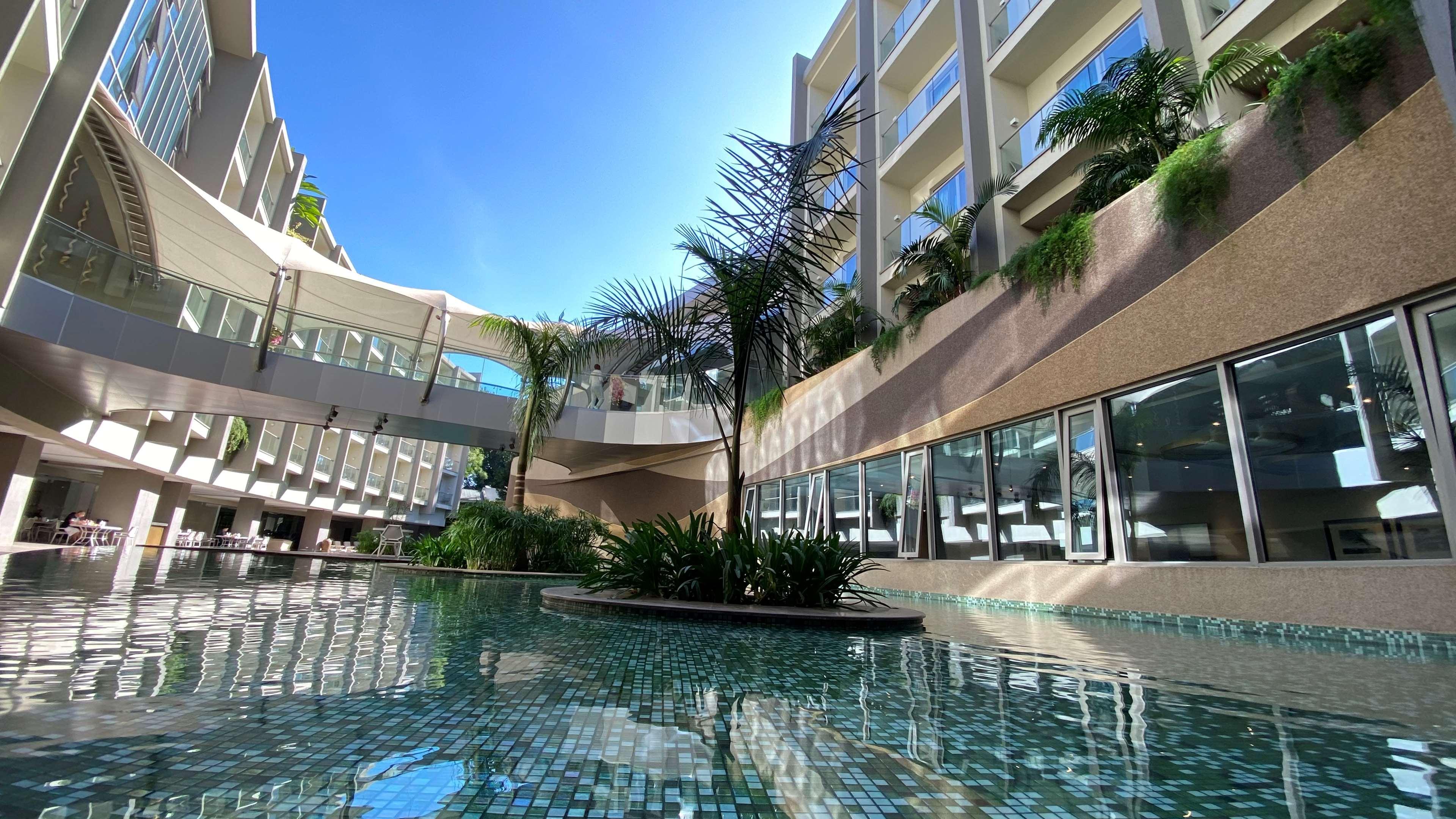 Radisson Blu Hotel & Residence Nairobi Arboretum Exterior foto The pool at the hotel