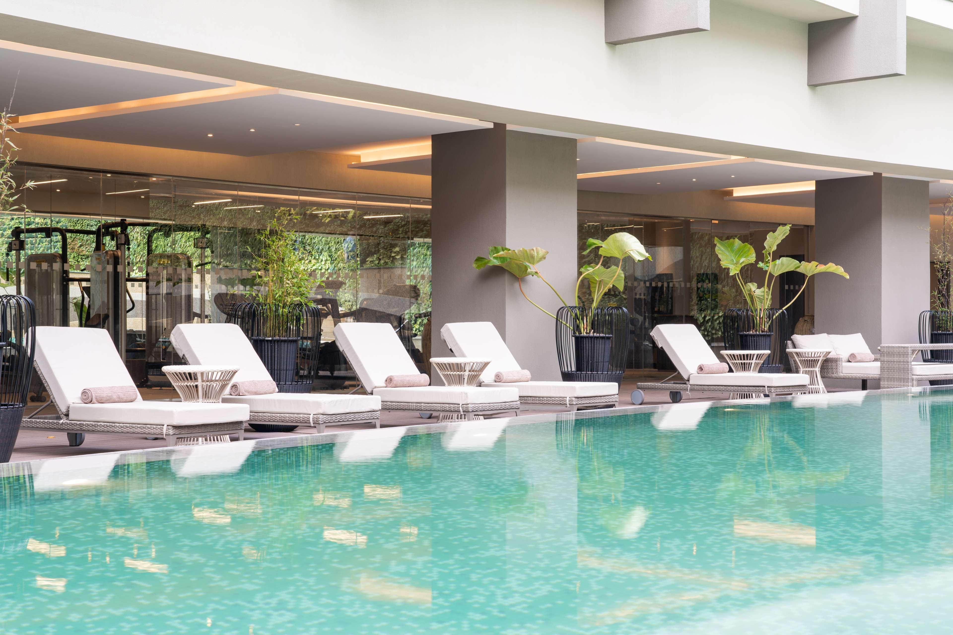 Radisson Blu Hotel & Residence Nairobi Arboretum Exterior foto The swimming pool at the hotel