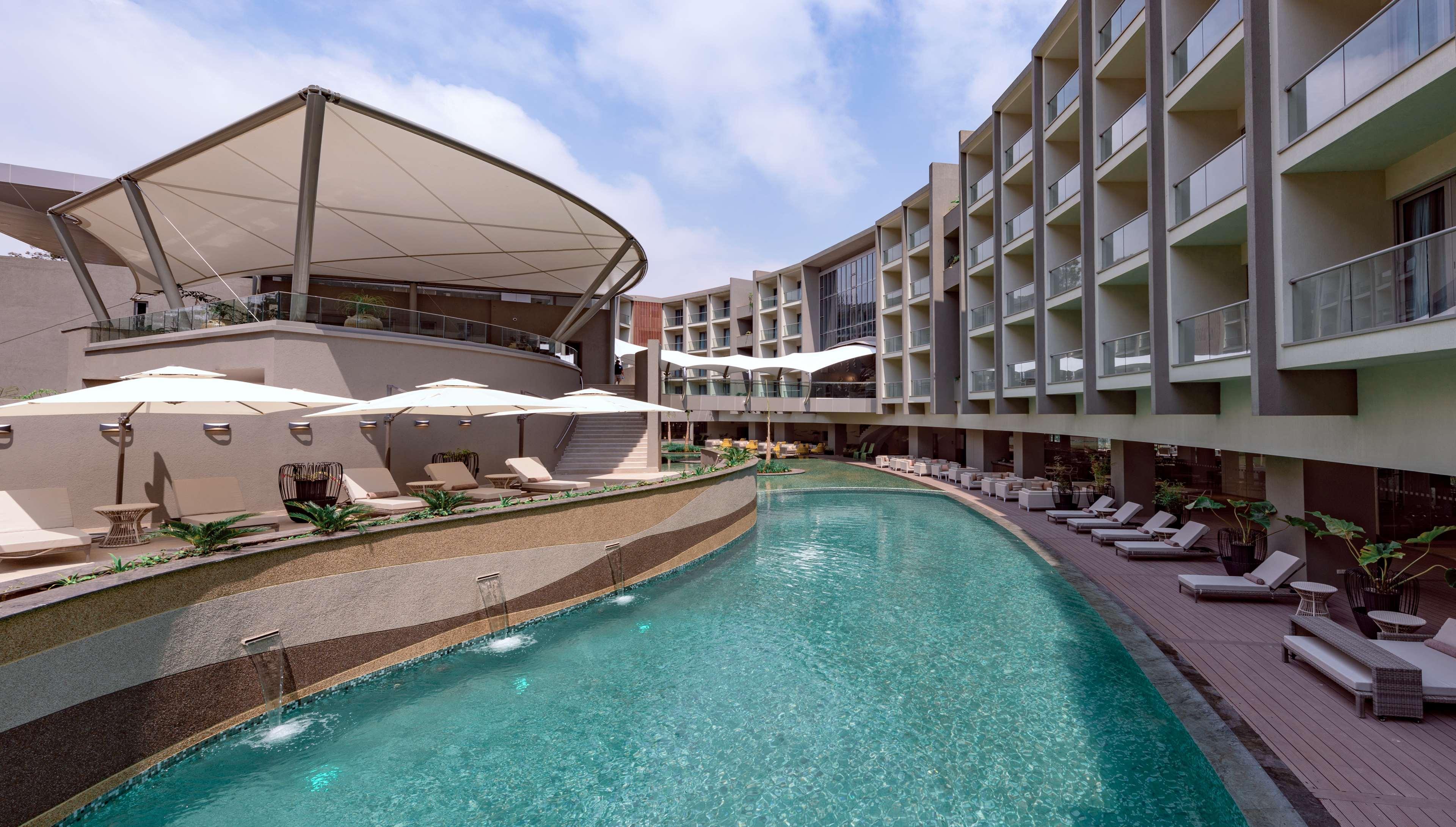 Radisson Blu Hotel & Residence Nairobi Arboretum Exterior foto The swimming pool at the hotel